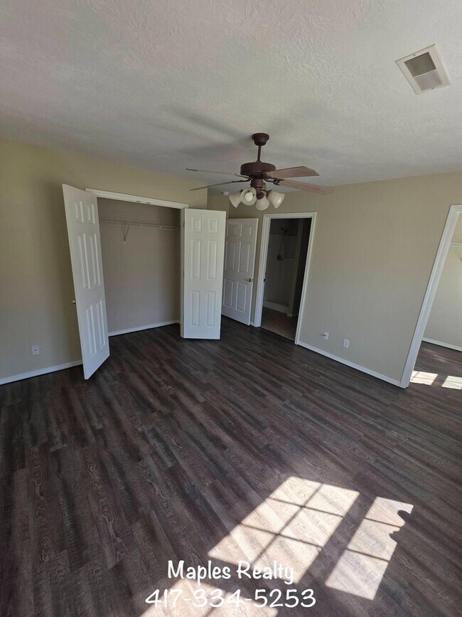 Building Photo - 3 Bed | 2 Bath Home in Hollister, MO – Flat Yard + 2-Car Garage