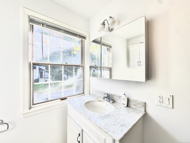 Building Photo - 48 Pemberwick Rd