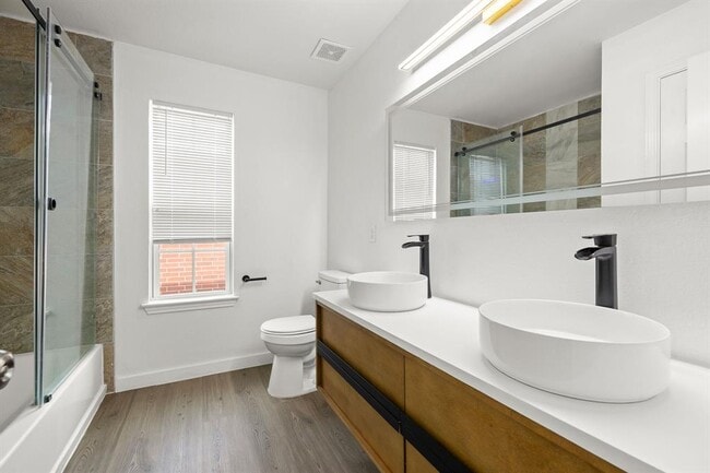 Building Photo - 2204 Founder Dr