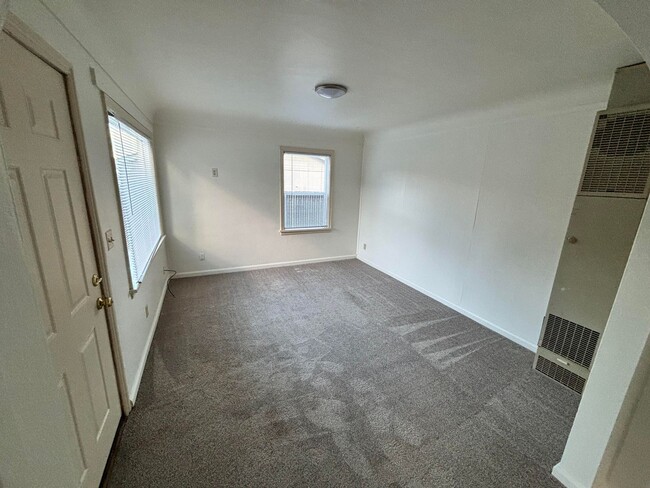 Building Photo - Cozy Two Bedroom Home in Salem