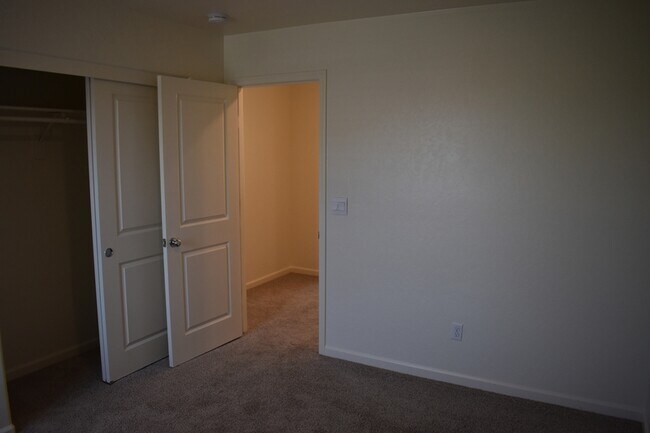 Building Photo - 698 Jessie Dr