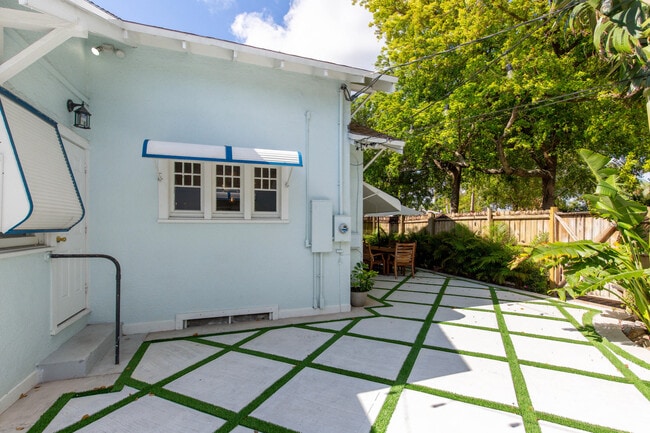 Building Photo - 435 56th St