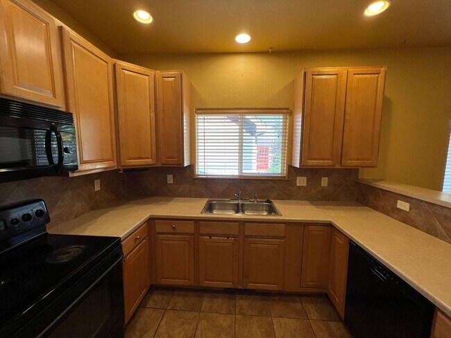 Building Photo - 3 bed 3.5 Bath with Bonus Studio Suite Above Detached Garage!