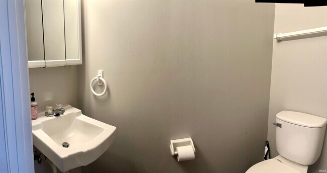 Building Photo - 519 E Graham Pl