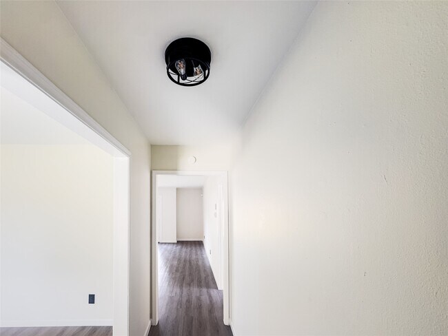 Building Photo - 5111 Seymour Dr