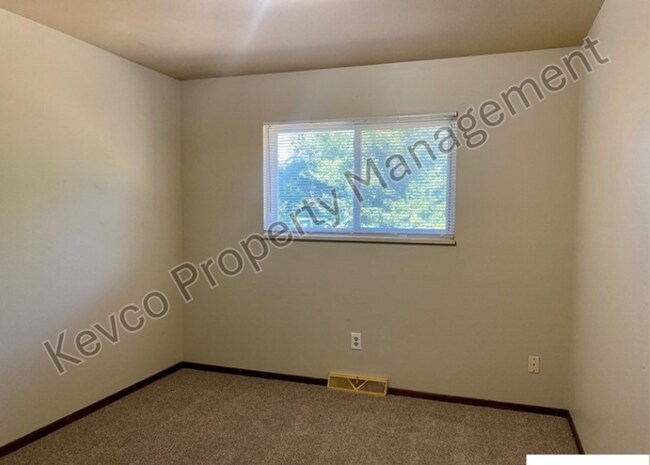 Building Photo - 2805 Redwing Rd