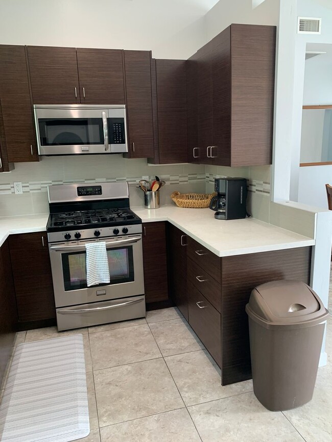 Building Photo - FURNISHED 2+ 2 Cottage - Downtown Ventura
