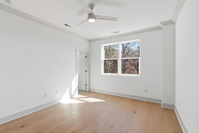 Building Photo - Luxurious 3BD, 3.5BA Chapel Hill Townhome with Modern Features Near Shopping, Dining, and Enterta...