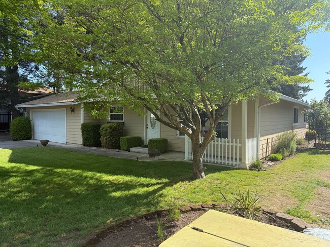 Building Photo - Beautiful 3 Bedroom Ranch Style House with...