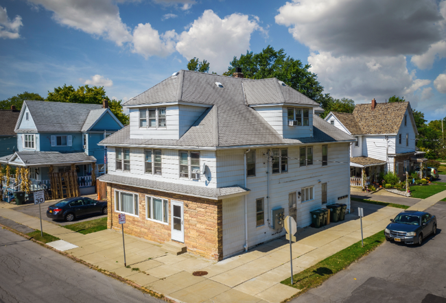 Building Photo - 90 Laverack Ave