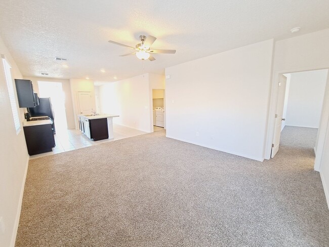 Building Photo - 3 bed 2 bath home in Huning Ranch! Move in Special!