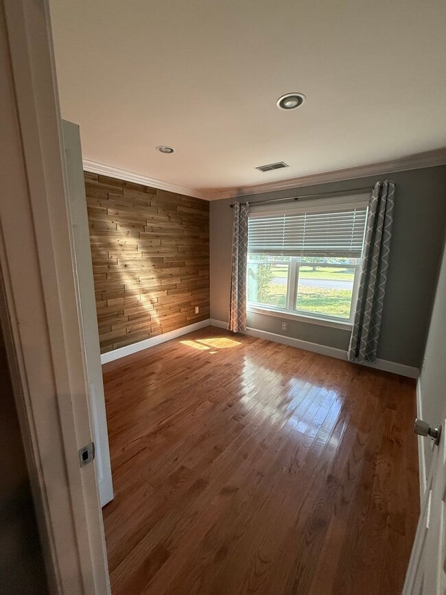 Building Photo - Beautiful 3 Bedroom