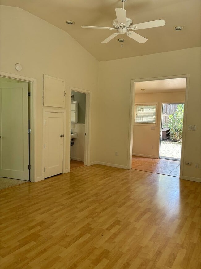 Building Photo - One Bedroom One Bath Gated Cottage