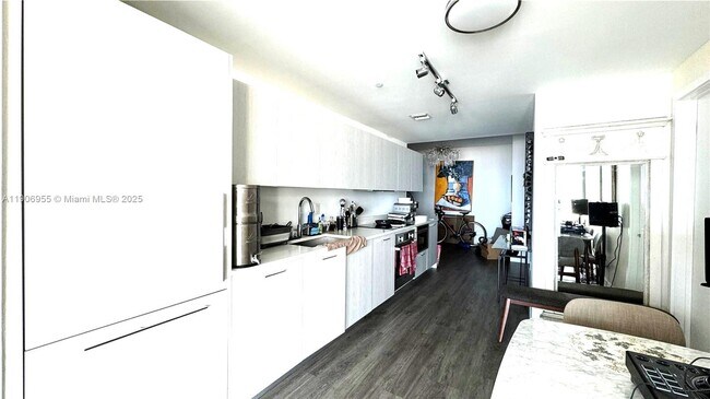 Building Photo - 501 NE 31st St