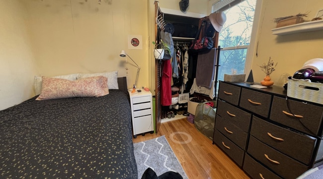 Building Photo - 9/1 Top floor 4BR/3BA on Somerville/Camb line!