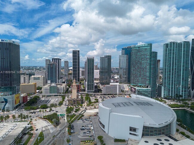 Building Photo - 601 NE 1st Ave