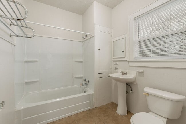 Building Photo - Cozy 2 Bedroom Apartment Available for Aug...