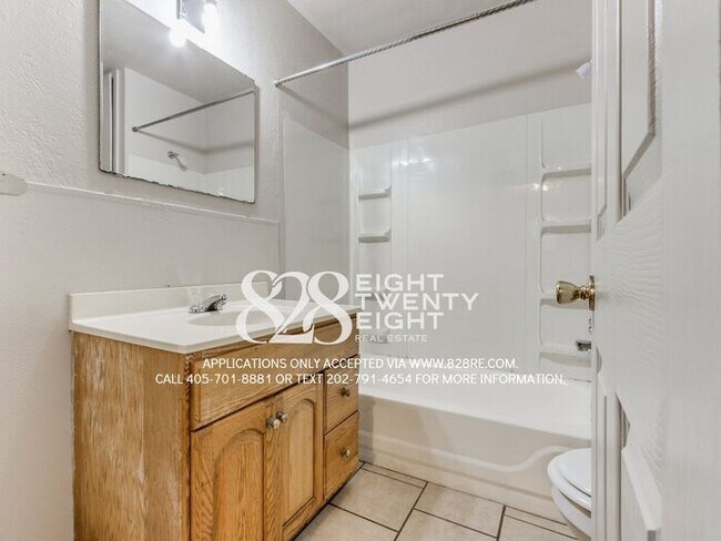 Building Photo - Charming 2 Bed/1 Bath Historic Bungalow in Norman Near OU Campus