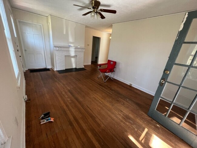 Building Photo - Charming 2 bed 1 bath house in Five-Points!