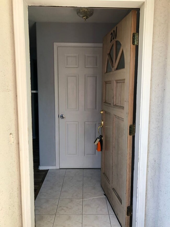 Building Photo - ***PENDING APPLICATION***Modern and spacious 2 bedroom condo with bonus room!