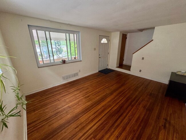Building Photo - Charming 2 Bed 1 Bath in Beechview!