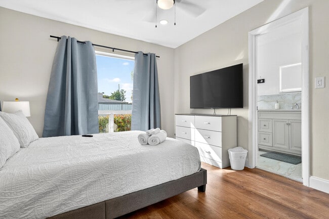 Building Photo - 1761 NE 55th St