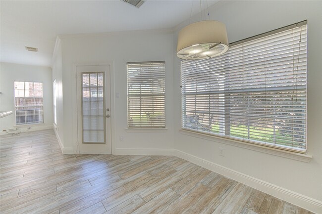 Building Photo - 1115 Enclave Square E