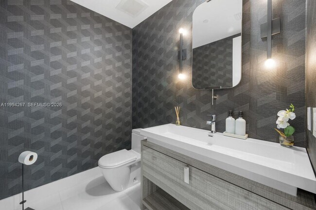 Building Photo - 15811 Collins Ave