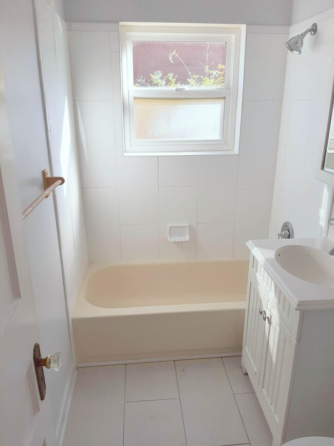 Building Photo - 808 Carlisle Blvd NE