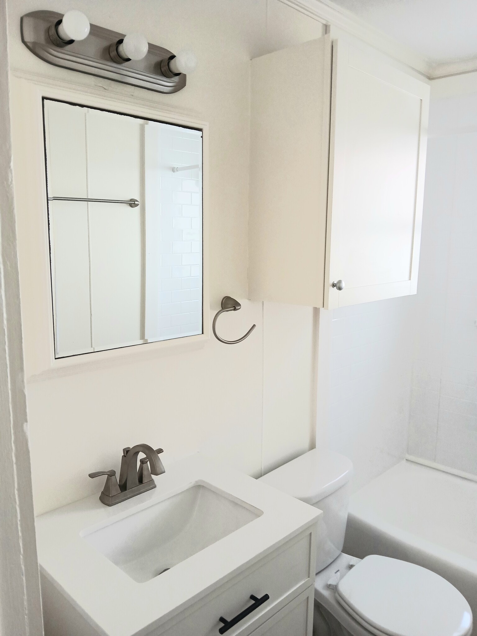 ample bath storage - 809 W Osborn Rd