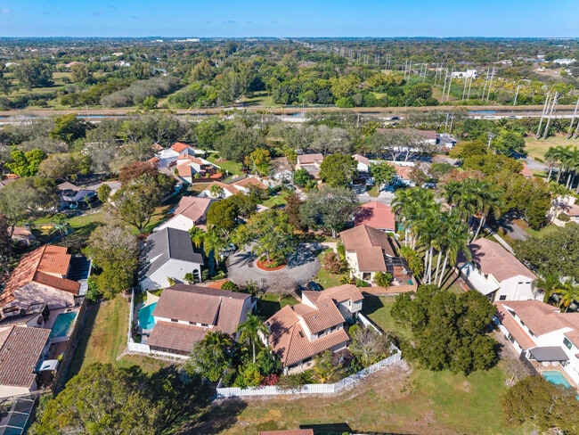 Building Photo - 2925 Azalea Dr