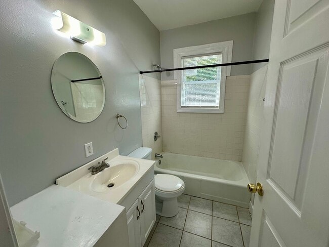 Building Photo - Newly Renovated 2 Bedroom 1 Bathroom Home