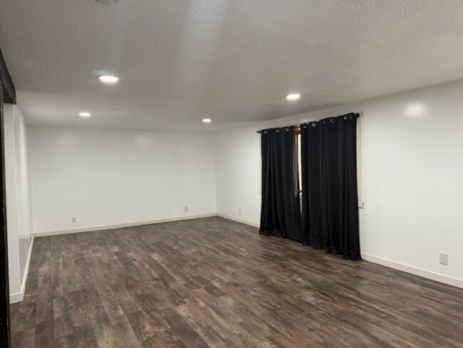 Building Photo - Remodeled 3-Bedroom, 2-Bathroom Home on – ...