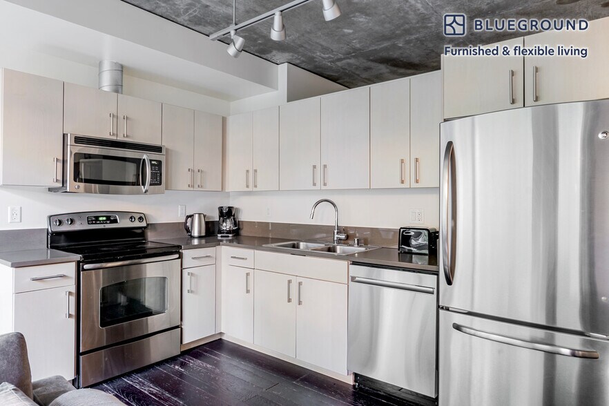 Building Photo - 521 Stadium Pl S