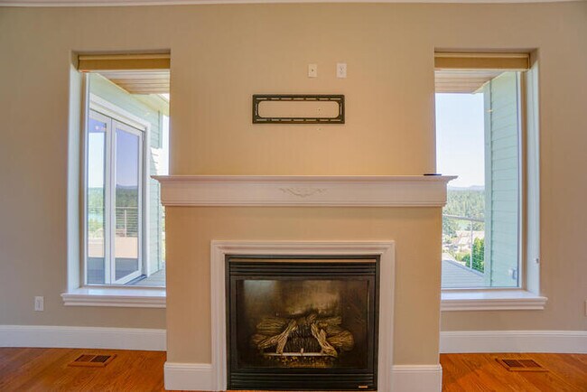 Building Photo - FOUR BEDROOM HOUSE IN LACAMAS SHORES WINTE...
