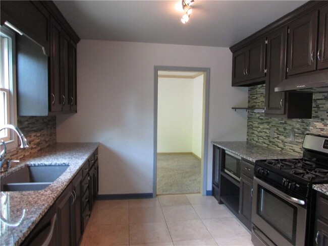 Building Photo - 412 Hickory Walk