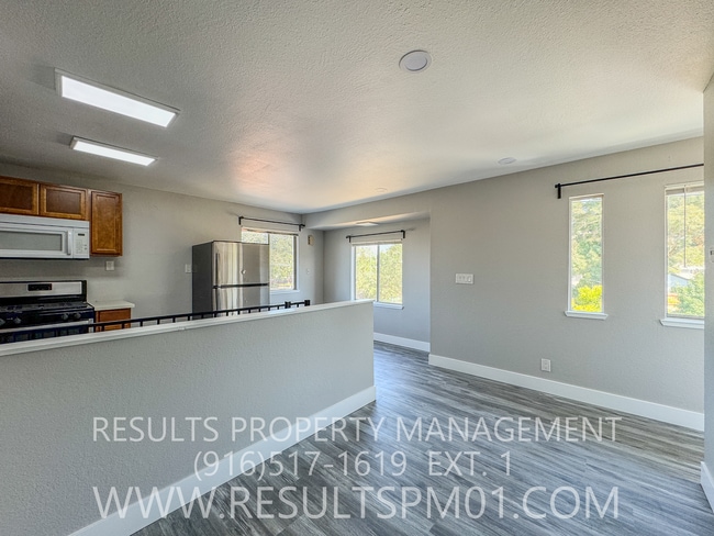 Building Photo - Freshly updated 2 bedroom duplex w garage