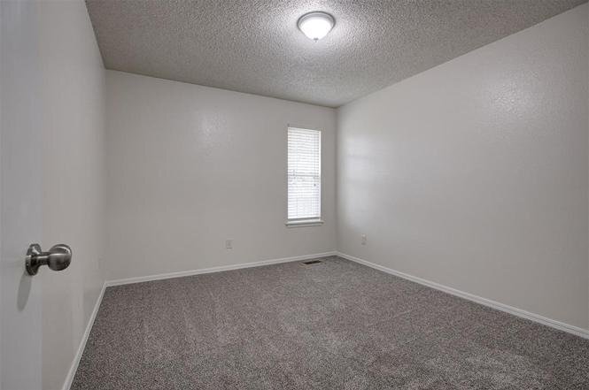 Building Photo - 9021 N Rockwell Dr