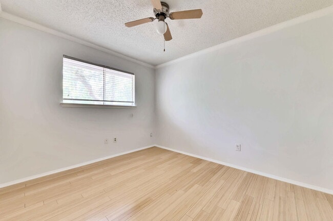 Building Photo - 9731 Meadowheath Dr