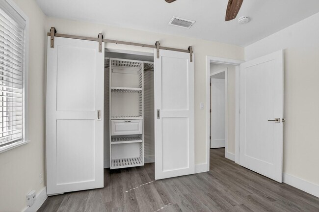 Building Photo - 954 SE 7th St