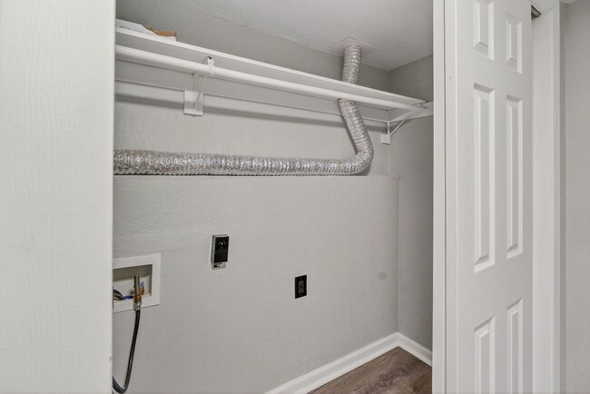 Building Photo - Hard-to-Find 6-Bedroom Home in Grandview!