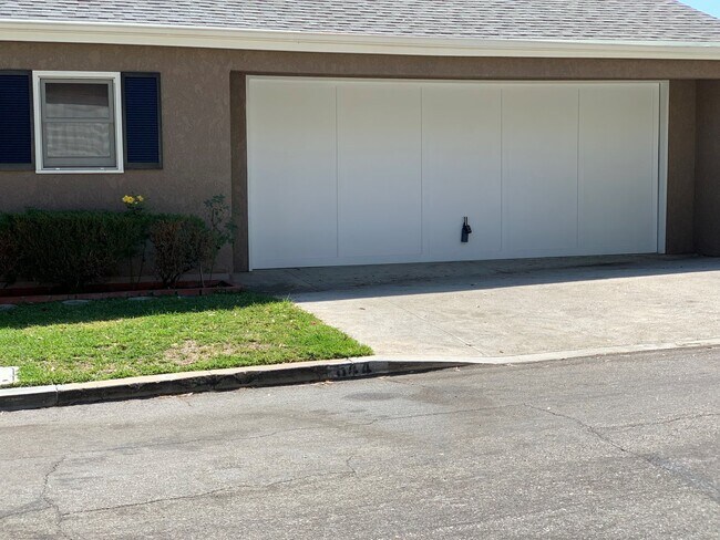 Building Photo - Glendale Hills traditional with fabulous views
