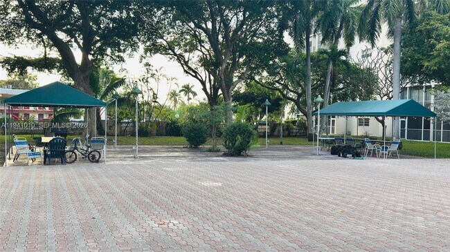 Building Photo - 900 NE 12th Ave