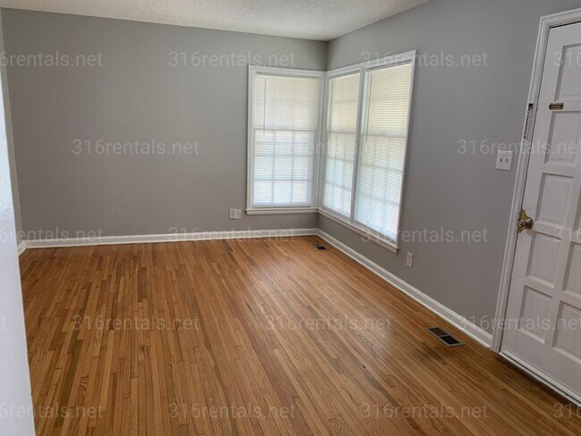 Building Photo - $950 - 2 bedroom 1 bathroom - Single family home *COMING SOON*