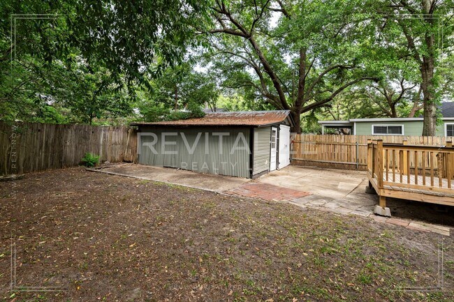 Building Photo - HALF-OFF DEPOSIT SPECIAL! Furnished 2 Bedr...