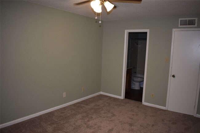 Building Photo - 9700 Leawood Blvd