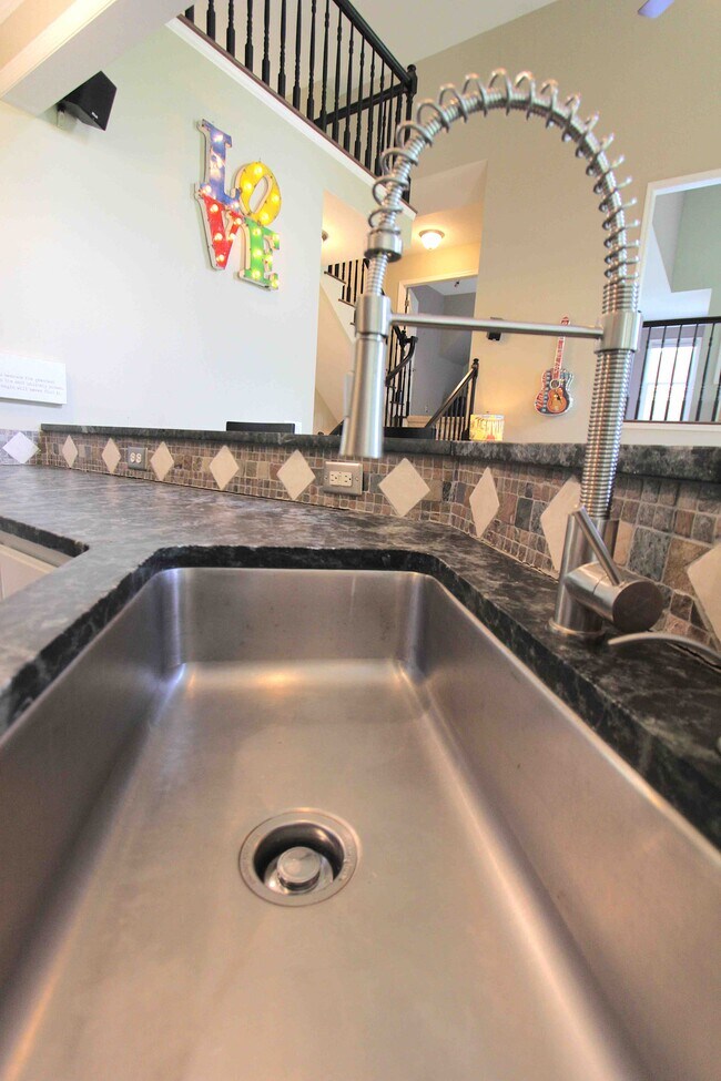 Building Photo - 5711 Chadwick Ln