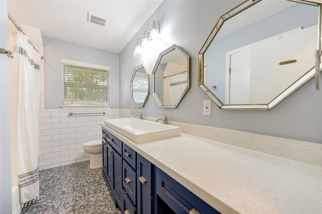 Building Photo - 5019 Oak Forest Dr