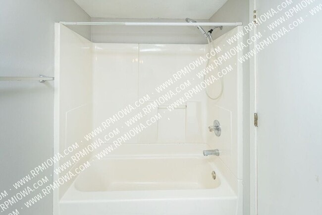 Building Photo - 312 NE Trilein Dr