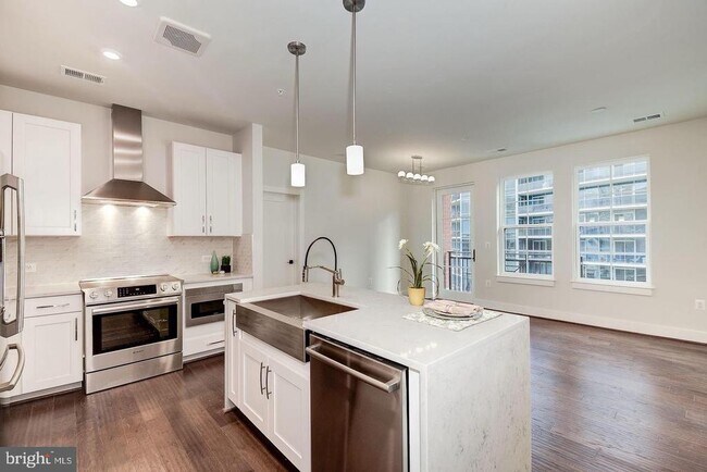 Building Photo - 1411 Key Blvd